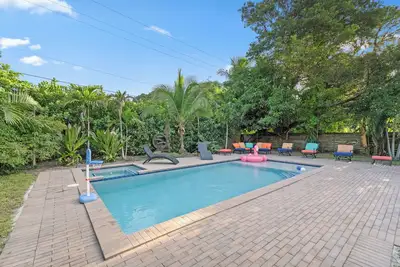 Image de Spacious 4br Near Drv Pnk Stadium +Pool & Jacuzzi