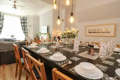 Image de 7-Bed Beachside Retreat - Free Parking & Pets!