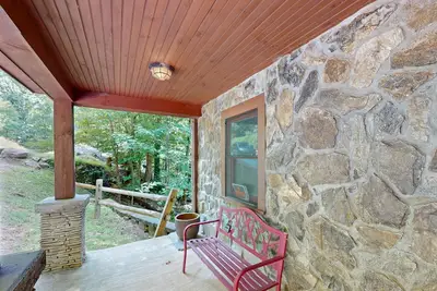 Image de Peaceful Dog-friendly Retreat with outdoor deck, pool table and hot tub