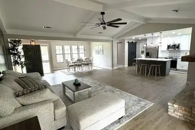 Image de Newly remodeled 3 Br house, 5 min from Wec and by golf course. Dogs allowed