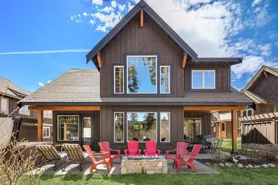 Image de Family-friendly home with firepit, game room, gas grill and private hot tub