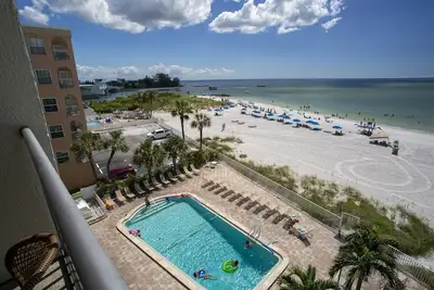 Image de Beachfront Condo. Best Location in Madeira Beach. Beachfront Heated Pool. Beautiful Outdoor Area.