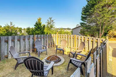 Image de Coastal Oregon Home: Walk to Dock!
