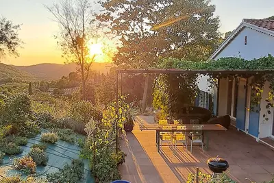 Image de Maison avec jacuzzi vue splendide sur vallon et vignes Ă 15 mins de la mer.