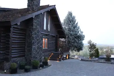 Image de Barbara's Cabin. A luxury log home in the heart of Washington wine country.