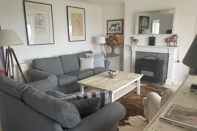 Image de Elm Cottage retreat perched in the heart of Seaview with stunning coastal views!