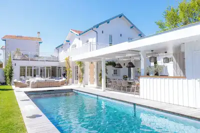 Image de Villa Les Peupliers avec piscine privée et sauna à Royan en bord de mer