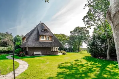 Image de A jewel under thatch with a huge garden and a fantastic view of the dyke. . . !