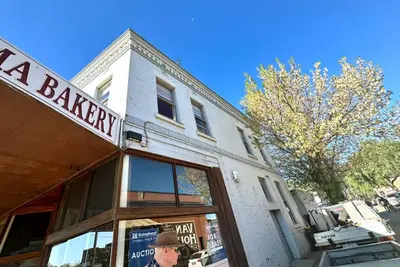 Image de Large, 2 Br stable conversion (circa 1874) tucked in the heart of old town. 🍃