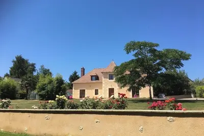 Image de Maison spacieuse avec piscine et spa