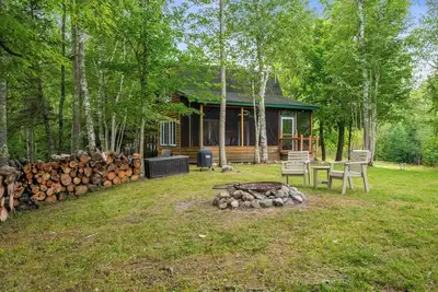 Image de Tiny house with sleeping loft, full kitchen and 3/4 Bathroom with Sauna! - Pet Friendly!