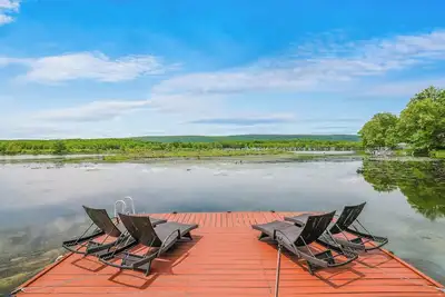 Image de Lakefront A-Frame | Hot Tub, Dock, Kayaks, Games, Fire Pit, Fireplace, Deck, Patio, Amazing Views