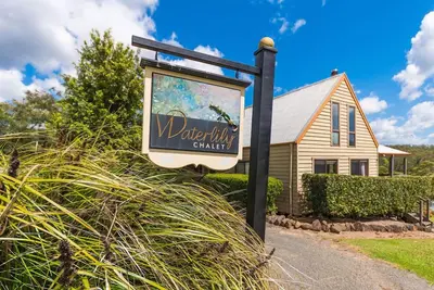 Image de Pioneer cottage with panoramic valley views.