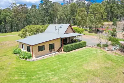 Image de A beautiful split level sandstone and cedar cottage.