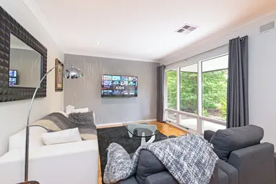 Image de 3br Modbury Retreat with Pool, Spa, Bbq, and Projector Room – Perfect for Families and Groups