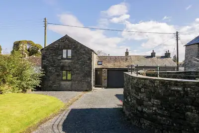 Low Fold Cottage, family friendly, with hot tub in Orton