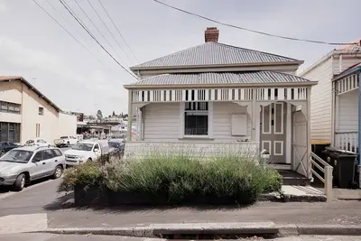 Image de Cottage living in cool North Hobart