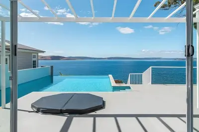 Image de Waterfront Oasis with Infinity Pool and Stunning River Views