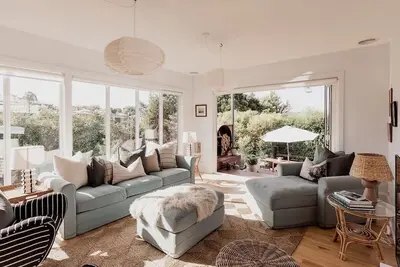 Image de House on The Hill in central West Hobart