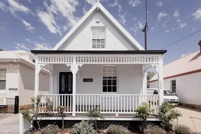 'Allambee' Heritage cottage in trendy South Hobart