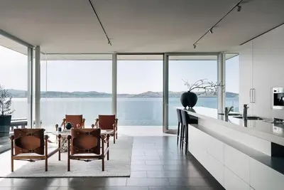 Image de Luxury waterfront home with beach access