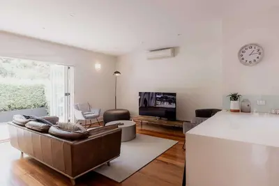 Image de Modern Home in Sandy Bay - Sleeps 8 Guests