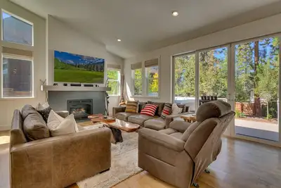 Image de A Modern Tahoe 3 Bedroom, 3. 5 Bath (Sl110), Hot Tub, Bbq, Close to Downtown