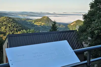 Image de Testavoyre: Gîte avec une vue imprenable sur les montagnes de Haute Loire.