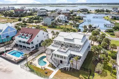 Image de Two Views: Oceanfront Luxury with Pool & Exclusive Beachfront Living