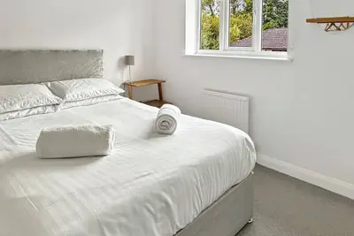 Image de Modern 2 Bedroom Home in Quiet Cul-de-Sac – Close to Town with Garden & Driveway