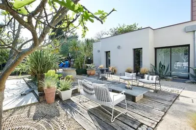 Image de Maison contemporaine avec jardin près de la plage Benoit