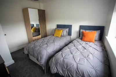 Image de Modern 3-bedroom apartment with WiFi in Newsome- sleeps 6!