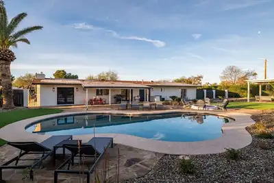 Image de Peaceful Scottsdale Home with Playful Yard - Putting Green, Heated pool*, & More