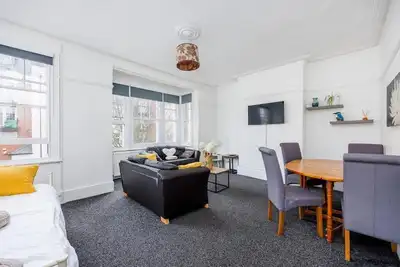 Image de Sunny & Splendid 2br w/ Netflix Nr High St & Westcliff Beach by Everhome Ltd