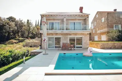 Image de Beautiful 8 bedroom Villa with private swimming pool. Free parking.