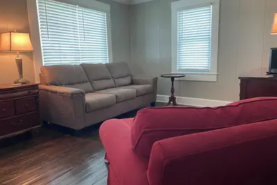 Image de The Redbird: 3 Bedroom, Downtown, Fast WiFi, Porch