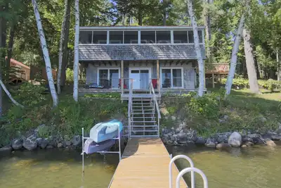 Image de Charming 2-bedroom lake front cottage on serene Cobbosseeconte with kayaks, ac