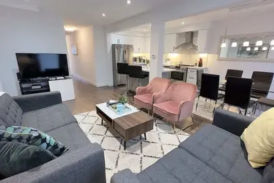 Image de Modern Home in Prime Location with Parking