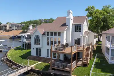 Image de Lakefront Luxury - Private Dock - 2 Spacious Decks - Heart of the Lake!