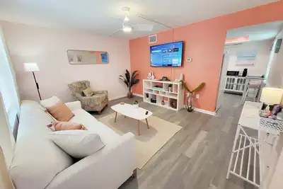 Image de Charming Chic Getaway - 2 min. Walk to Beach, Restaurants, & Shops