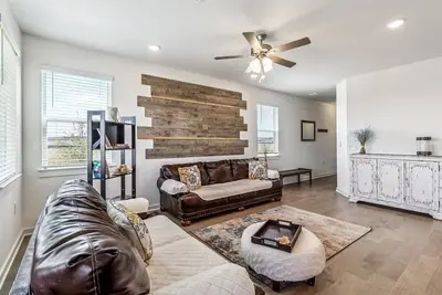 Image de Del Valle · Pit Stop Retreat | Sleeps 10