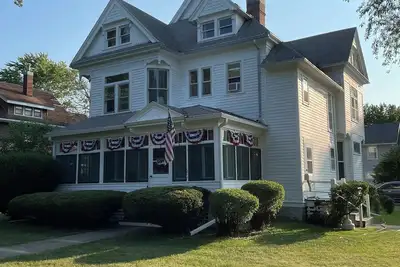 Image de Lrg Pvt upstairs Apt in the heart of Sl short walk to lake, parks, and Bvu.