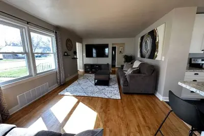 Image de Charming 3 Bedroom House Short walk to  Lambeau Tailgate Garage 4+ parking