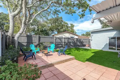 Dunedin \"Magnolia Retreat\" - 5 min to #1 Beach