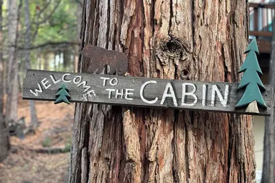 Image de Cozy Woodland Cabin with Modern Comforts & Scenic Views