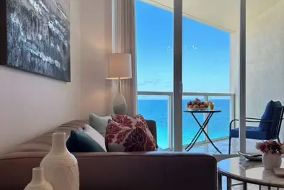 Image de Luxury Oceanfront 3-bed, 2. 5 bath condo on the 19th floor in La Perla.