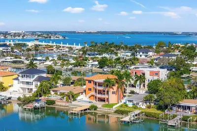 Image de Coastal Luxurious Mansion! Minutes to beach