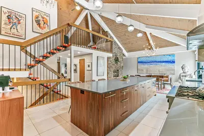 Image de Artful Stay: Spacious Smart Home with Led Art - 10+