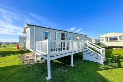 Image de 8 berth caravan with decking at St Osyth Beach Holiday Park ref 28047gc