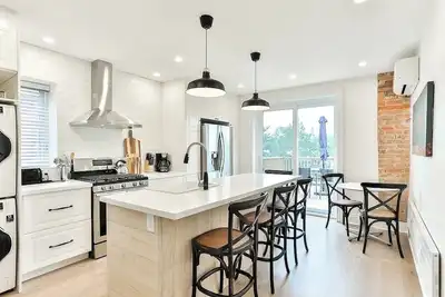 Image de Eclectic Two Storey Ossington | Trinity Belwoods | Downtown Toronto | Hot Tub